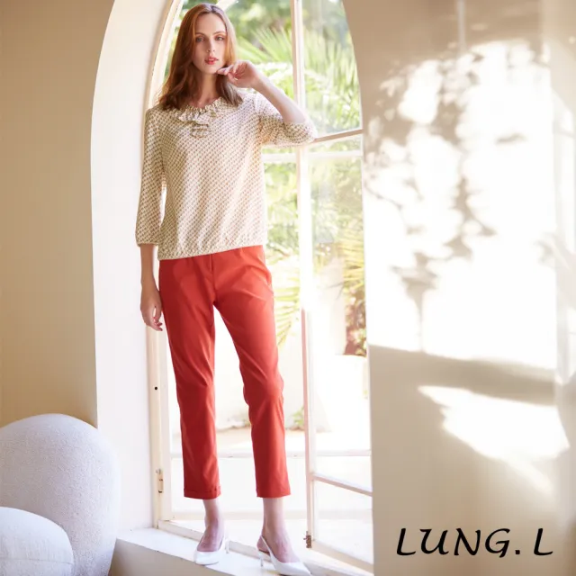 【LUNG.L 林佳樺】LQ86A卡其色滿版印花荷葉領七分袖女裝上衣(秋冬新品)