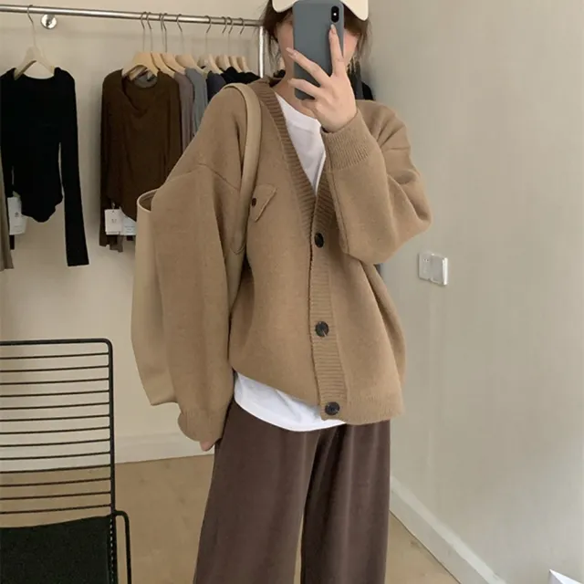 【D.studio】韓版慵懶風寬鬆V領單排扣針織外套(毛衣針織上衣長版外套女裝衣服上衣保暖外套保暖上衣 J352)