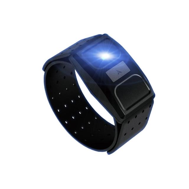 ALATECH ATTACUS Obeat 1 是一款高效能智慧臂帶，支援 Android 和 iOS 系統，具備防水設計、智慧聯網功能，專注運動偵測與健康監測，如光學心率追蹤。無觸控螢幕設計，簡約實用，不支援螢幕更換或行動支付。配件包含主機、織帶（L/M 尺寸，請確認）、USB 充電座及說明書。保固 1 年，織帶為衛生用品不退換，享有 7 天猶豫期（需全新完整包裝）。