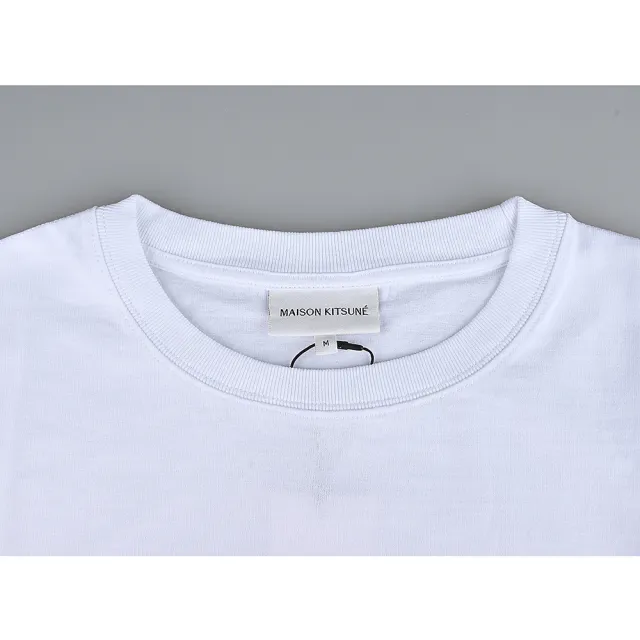 【Maison Kitsune】Maison Kitsune正面燙印草寫LOGO設計圓領短袖棉質T恤(男款/白x黑)