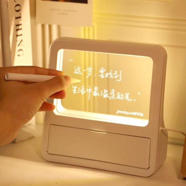 【儀式家】3D桌立式USB手寫白板小夜燈(附筆 支架 收納盒 留言板 氣氛燈 擺飾 發光板 禮物 畫板 床頭櫃)