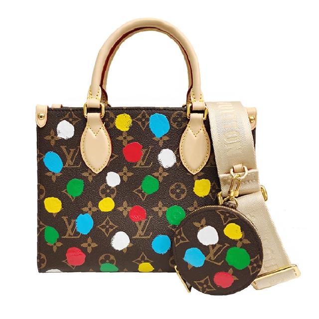 LV 路易威登與 YK 聯名設計的 ONTHEGO PM 系列經典Monogram帆布兩用斜揹包，採用咖啡色系牛皮與帆布拼接，內設3個內袋，開放式開口設計，配備原廠防塵袋、背帶與零錢包，輕便實用，適合女性日常使用。