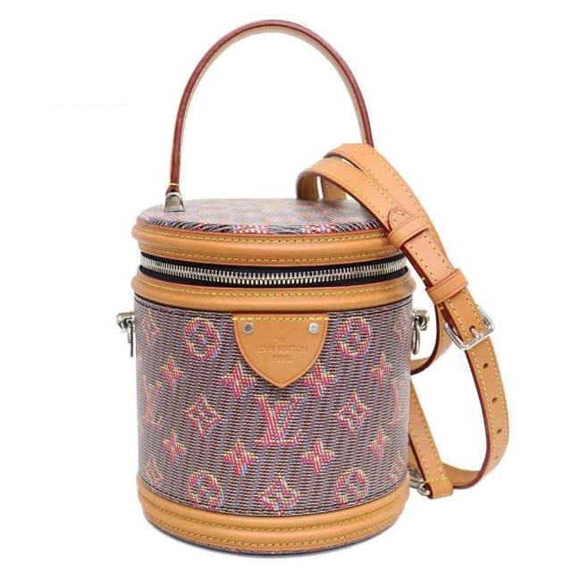 高階時尚品牌LV LOUIS VUITTON最新推出的M55457系列CANNES拼色圓桶包，結合經典設計與時尚元素，適合日常出勤與休閒場合。外觀採用高品質皮革與獨特拼色設計，展現品牌標誌性的優雅與奢華。內裡空間充足，配備多個口袋與隔層，實用性與美感兼具。可手提或肩背，輕便靈活，是時尚愛好者的必備配件。