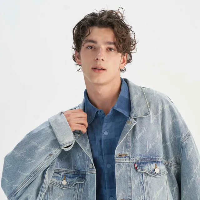 【LEVIS】男款 TYPE3牛仔外套 滿版LOGO 熱賣單品 0016Y-0000