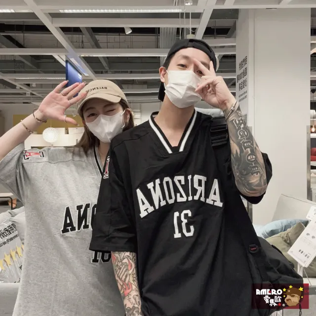 【AMERO】男女裝 V領短袖T恤(男裝 女裝 V領 T恤 短袖 刺繡英文 寬鬆 落肩 情侶裝)