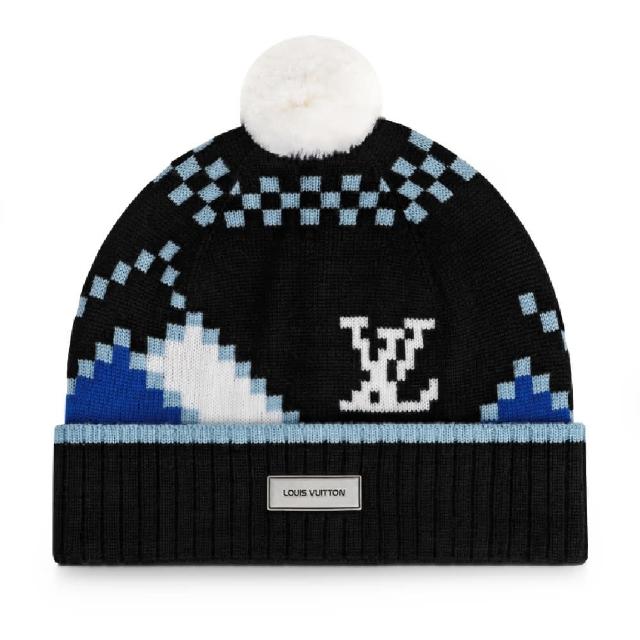 LV LOUIS VUITTON路易威登 M77990 山羊絨縫製 SNOW 系列幾何風美學羅紋翻邊冷帽/毛帽 經典LV LOGO設計,簡約現代風格,採用高品質山羊絨縫製,觸感柔軟溫暖。幾何風美學與羅紋翻邊設計,展現時尚感與個性風格,輕便實用,適合多種場合搭配。