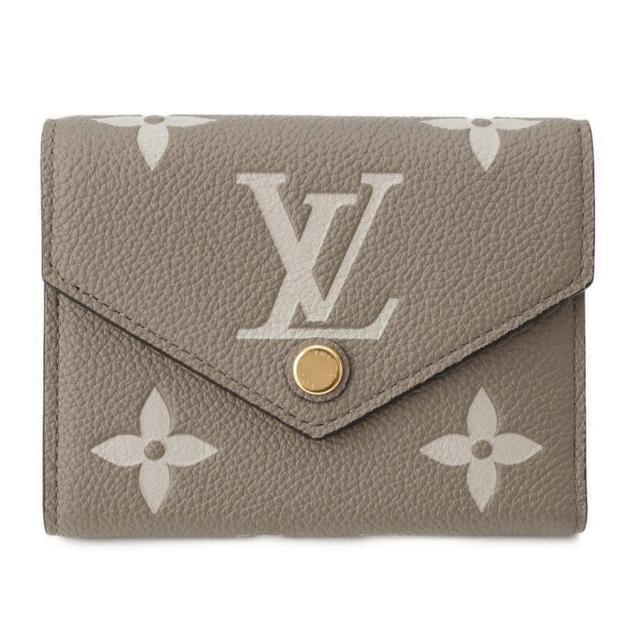 LV LOUIS VUITTON 路易威登 M81861 Victorine 系列 Empreinte 雙色牛皮三折暗釦短夾，採用高階雙色牛皮製成，展現經典法式工藝與時尚設計。短夾設計簡約大方，適合日常搭配，內設9個夾層與1個內袋，提供充足的收納空間。商品附原廠防塵袋與包裝盒，來自法國製造，為女性消費者打造優雅實用的隨身包款。