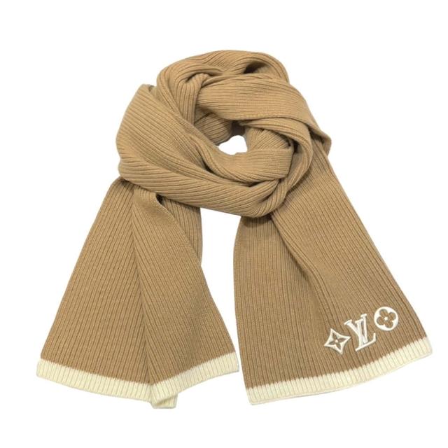 LV LOUIS VUITTON路易威登 M77927 新款 Headline 經典 LOGO 系列純羊毛保暖圍巾/披巾 經典素色時尚風格,高貴典雅的設計,完美融合流行時尚與優雅品味。這款 LV Headline 系列純羊毛圍巾/披巾,以品牌經典 LOGO 為設計靈感,質感紮實且保暖效能卓越,適合秋冬時節搭配各式服裝,展現時尚與品味。