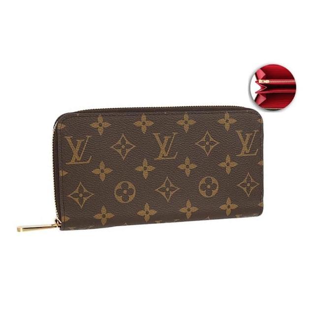 這款 LV M41896 經典 Monogram 花紋拉鍊長夾來自國際航空，採用高品質帆布與皮革製成，適合女性、男性及中性族群使用，展現歐系精品風格。其獨特的數字與英文字母圖案設計，增添時尚感與辨識度，是日常攜帶與收藏的完美選擇。