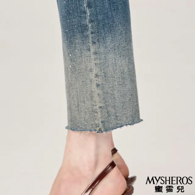 【MYSHEROS 蜜雪兒】棉質牛仔褲 字母碎鑽褲管 褲腳毛邊設計(藍)