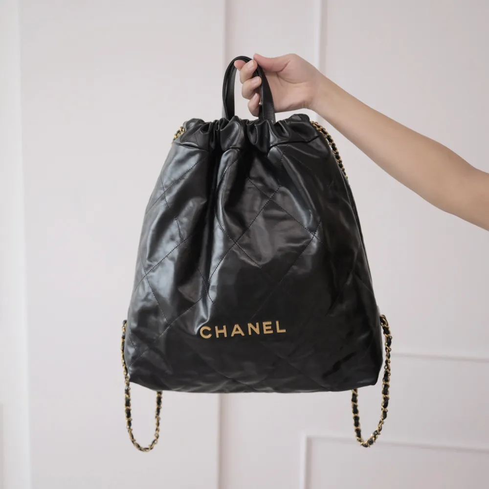 CHANEL 香奈兒】經典品牌LOGO菱格小牛皮手提束口後背包鍊包(黑) - momo購物網- 好評推薦-2026年1月