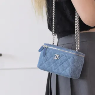 【CHANEL 香奈兒】新版經典雙C愛心金球牛仔山茶花印花迷你肩斜鍊包(藍)