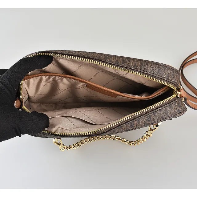 【Michael Kors】MK MICHAEL KORS JET SET EW金字LOGO拉鍊鍊帶造型設計PVC斜背相機包(大/橡子棕x棕)