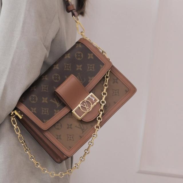 LV LOUIS VUITTON 路易威登 M45958 DAUPHINE MM 經典老花飾邊質感牛皮釦式斜揹包，全新西班牙原廠專櫃真品。外層為Monogram塗層帆布及牛皮製成，具備經典老花圖騰與質感釦飾設計，兩用背法搭配可調節鏈帶與背帶，適合日常出勤與休閒使用。內外皆有夾層設計，內層為拉鍊分隔雙層，外層為貼袋，實用且時尚。附原廠防塵袋與專櫃購買證明影本，確保商品品質與來源。