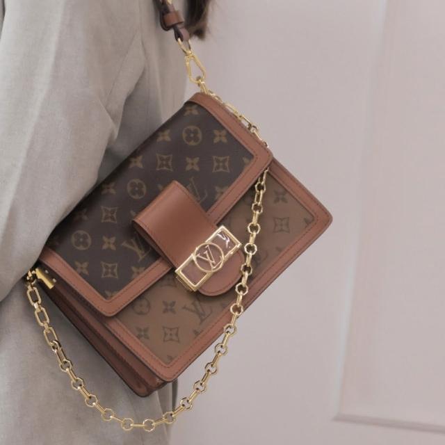 LV LOUIS VUITTON 路易威登 M45958 DAUPHINE MM 經典老花飾邊質感牛皮釦式斜揹包，全新西班牙原廠專櫃真品。外層為Monogram塗層帆布及牛皮製成，具備經典老花圖騰與質感釦飾設計，兩用背法搭配可調節鏈帶與背帶，適合日常出勤與休閒使用。內外皆有夾層設計，內層為拉鍊分隔雙層，外層為貼袋，實用且時尚。附原廠防塵袋與專櫃購買證明影本，確保商品品質與來源。