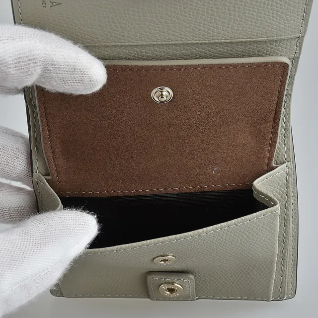 【FURLA 芙拉】FURLA CAMELIA拱門LOGO釦式4卡荔枝紋牛皮對折短夾(大理石灰)