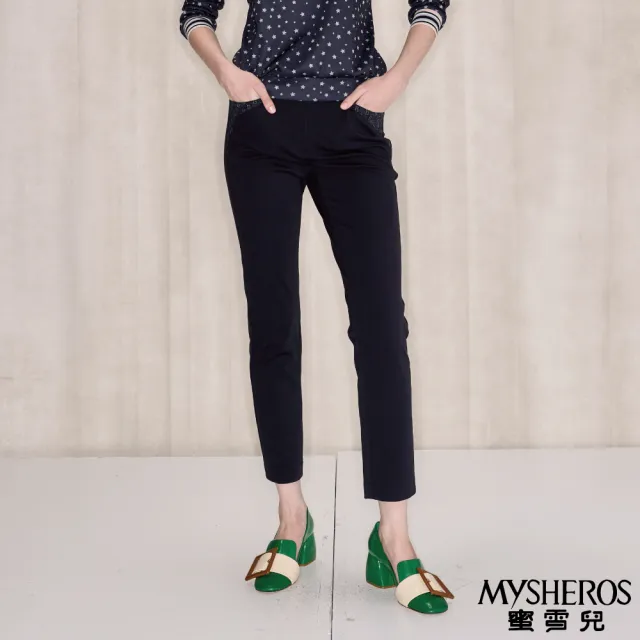 【MYSHEROS 蜜雪兒】造型休閒褲 前釦拉鍊後鬆緊 字母暗紋鑽飾設計(丈青)