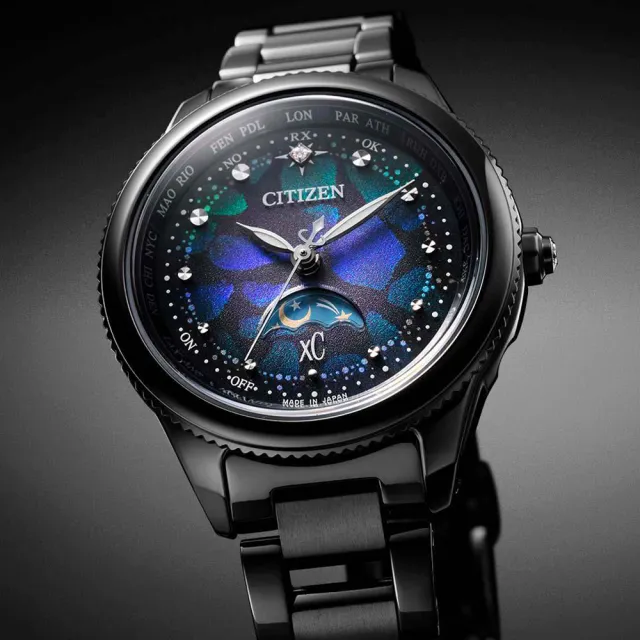 【CITIZEN 星辰】xC 限定款宇宙幻彩光動能日月顯示電波鈦金屬女錶-黑/29mm(EE1008-56E)618 禮物