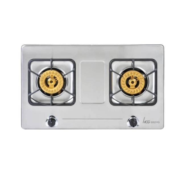HCG 和成 GS231Q 雙口瓦斯爐採用不鏽鋼爐臺，傳統外擴火焰設計，壓電式點火方便安全。臺灣製造，能源效率第二級，瓦斯消耗量8~9kW，支援天然瓦斯與桶裝瓦斯。挖孔尺寸670×350mm R65，機體尺寸700×420×130mm，BSMI許可R51240，保固1年，標準安裝，適閤家庭廚房使用，提升烹飪效率。