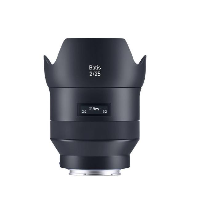  ZEISS 蔡司 Batis 2/25 25mm f/2.0 超廣角定焦鏡頭，專為 SONY E-Mount 全片幅無反相機設計，提供 82° 廣闊視角，適合風景與建築攝影。10/8 鏡片結構確保優異成像品質，67mm 濾鏡尺寸，92mm x 81mm 輕巧機身僅 335g，型號 ZSP2103-750 公司貨，享有 36 個月以上保固。完美搭配 SONY α 系列，展現蔡司傳奇光學效能。 