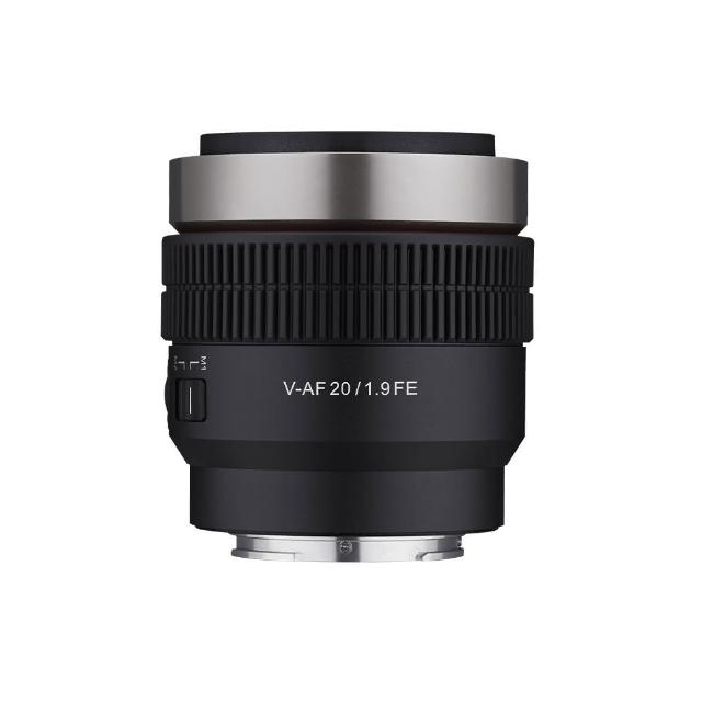 SAMYANG V-AF 20mm T1.9 是一款專為 SONY E-Mount 相機設計的標準定焦鏡頭，擁有亮麗 T1.9 大光圈與 9 片光圈葉片，提供優異的景深控制與柔美散景效果。作為非恆定光圈設計，適合風景、人像及街拍等拍攝需求。公司貨正品，享 12 個月保固，讓您安心捕捉高品質影像。