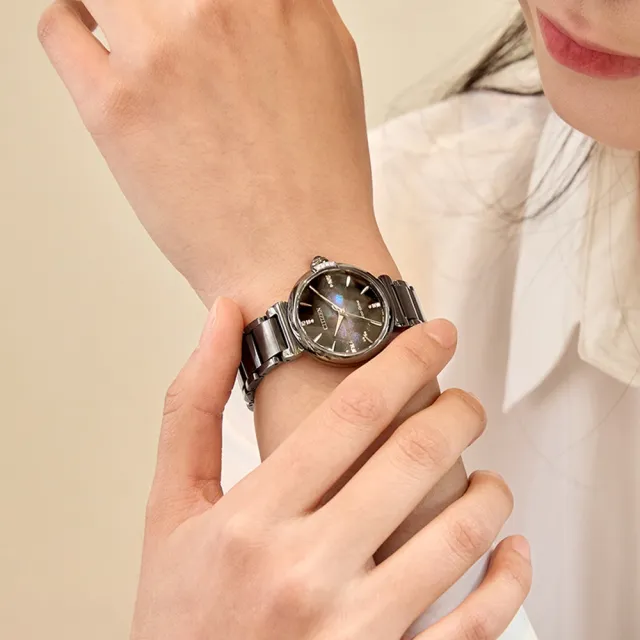 【CITIZEN 星辰】L系列 100週年限量 宇宙幻彩 光動能腕錶 29.5MM(EM1067-88E)