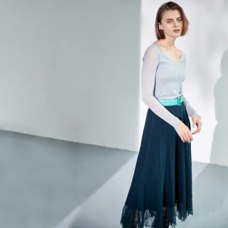 【iROO】V領珍珠透網上衣