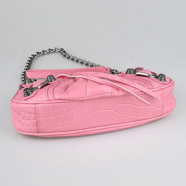 【Balenciaga 巴黎世家】BALENCIAGA LE CAGOLE鱷魚紋牛皮仿舊銀釦肩背斜背機車半月包(迷你/粉)