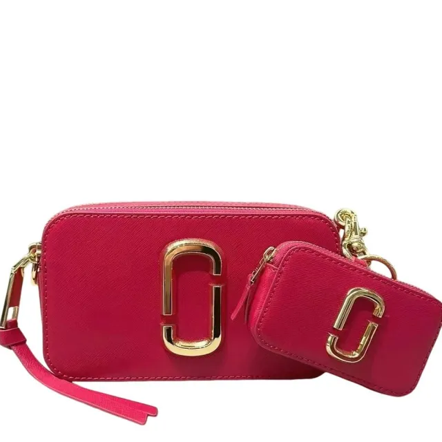 【MARC JACOBS】MJ雙拉鍊金屬LOGO斜背相機包附小零錢包(桃紅色/贈原廠紙袋)