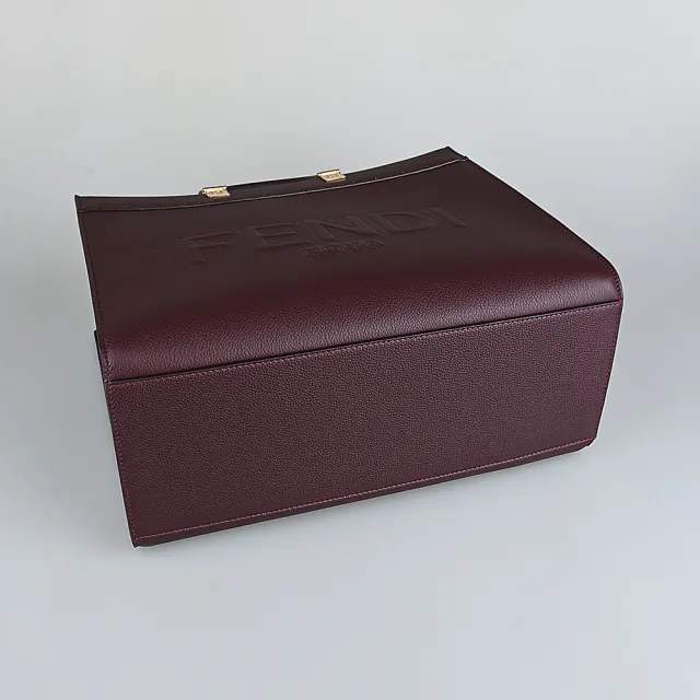 【FENDI 芬迪】FENDI Sunshine簡約浮雕字母LOGO荔枝紋設計牛皮手提肩背包(酒紅)