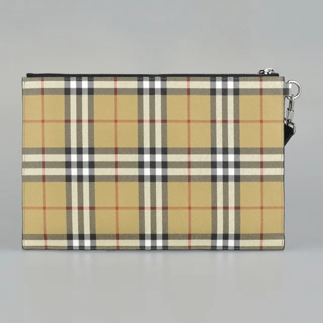 【BURBERRY 巴寶莉】BURBERRY EDIN格紋LOGO拉鍊PVC男士手拿包(典藏米)