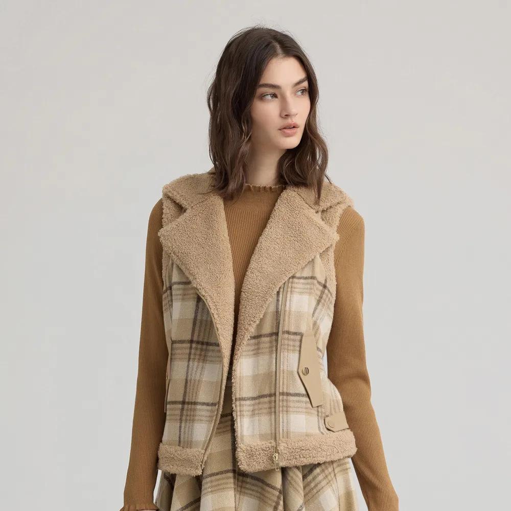 【ILEY 伊蕾】經典格紋大翻領毛絨背心(卡其；M-XL；1244533601)
