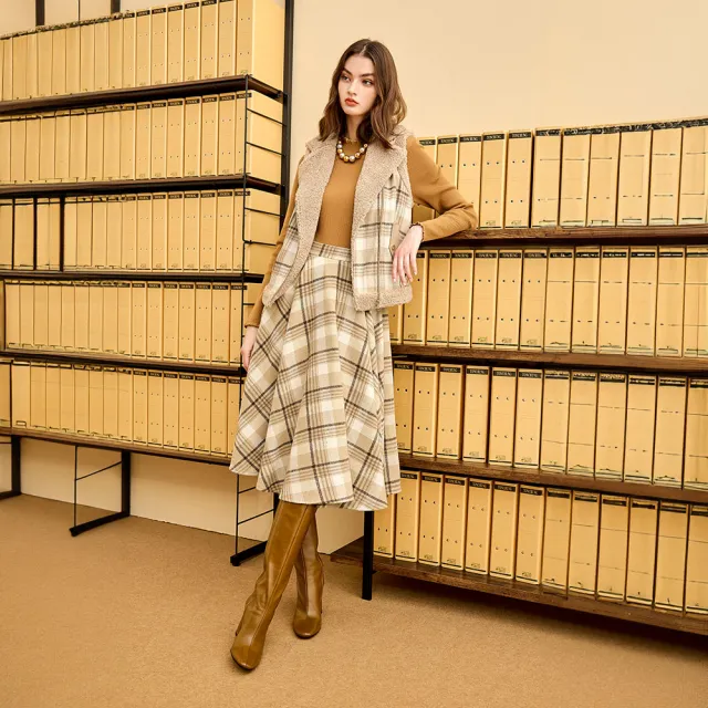 【ILEY 伊蕾】經典格紋大翻領毛絨背心(卡其；M-XL；1244533601)