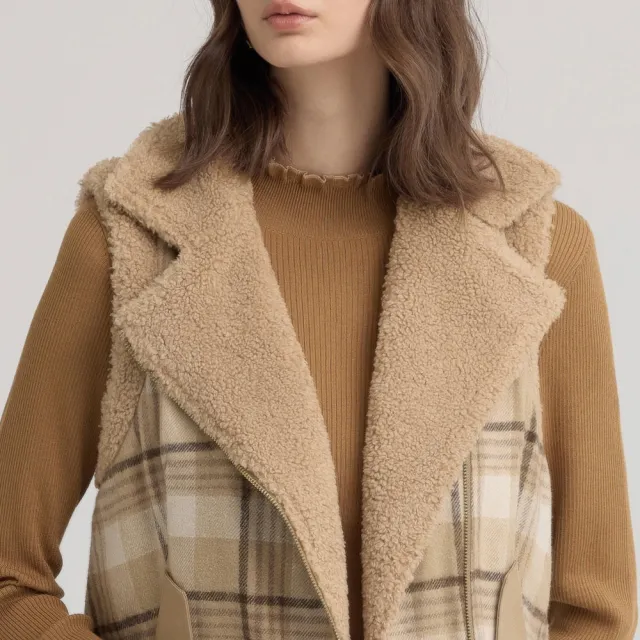 【ILEY 伊蕾】經典格紋大翻領毛絨背心(卡其；M-XL；1244533601)