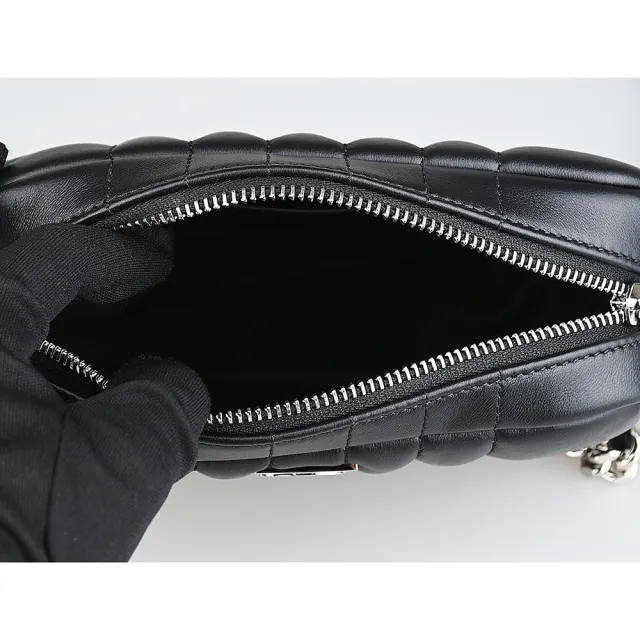 【BURBERRY 巴寶莉】BURBERRY LOLA銀字LOGO拉鍊絎縫羔羊皮斜背包(迷你/黑)