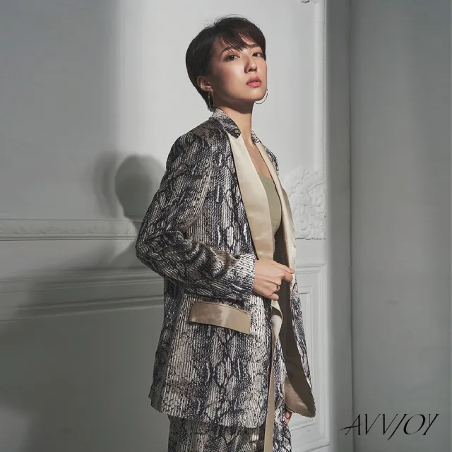 【AVVJOY 艾薇卓爾】時尚蛇紋氣質外套(短版 大衣 外套 小西裝 西裝外套 百搭外套 保暖外套 AVV2245OW)