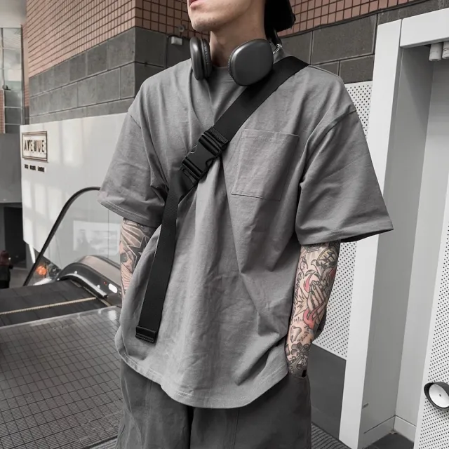 【AMERO】男女款 短袖圓領寬大Ｔ恤(男女款 短袖圓領寬大Ｔ恤 口袋 素面 情侶裝)（其他規格）