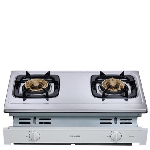 SAKURA櫻花牌 G-6150 SAKURA櫻花牌 G-6150 雙口瓦斯爐,臺灣原廠製造,爐臺採用耐用不鏽鋼材質,爐頭為傳統外擴火焰設計,提供10~11kW高效瓦斯消耗。配備壓電式自動點火,操作簡便安全。能源效率第二級,適合液化桶裝瓦斯使用。機體尺寸705 × 450 × 235 mm(含爐架),挖孔尺寸670 × 325 mm,標準安裝,享1年保固及BSMI許可(R51085)。理想家用廚房爐具,提升烹飪效率!