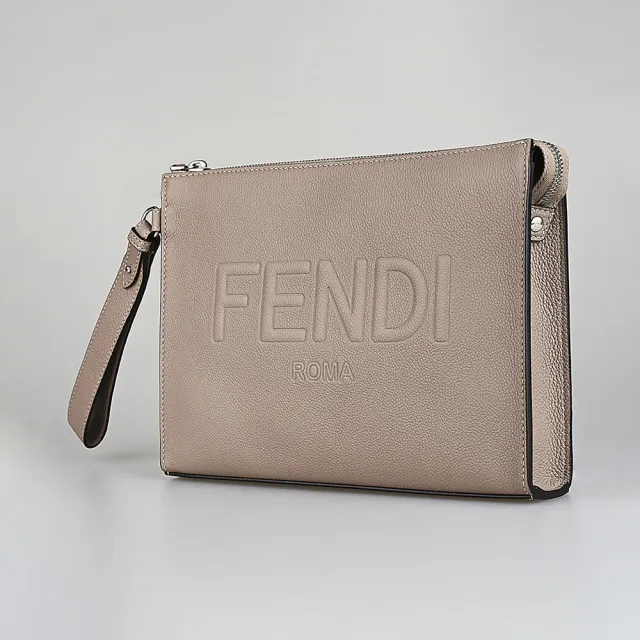 【FENDI 芬迪】FENDI ROMA壓印字母LOGO荔枝紋設計小牛皮6卡拉鍊手拿包(男款/黑香檳粉)
