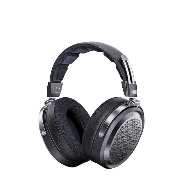 FiiO FT1 Pro 為耳罩式有線耳機，具備 Hi-Fi 認證、Hi-Res 認證及其他音質認證，帶來專業級高解析音效。適用於 iOS 與 Android 裝置，1 年保固（線材及人為損壞恕不保固），主體設計舒適耐用，提供沉浸式聆聽享受。