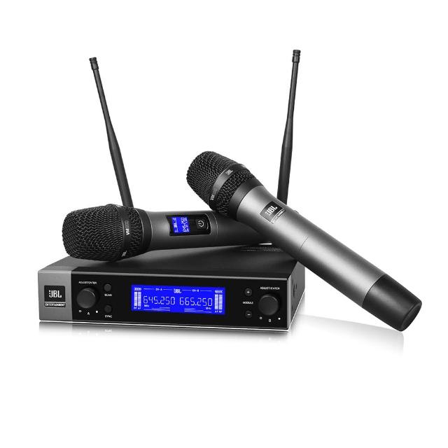 JBL VM200 JBL VM200 無線手持式麥克風,採用動圈式單一指向設計,適閤家庭K歌、行動K歌、電腦、會議、車用音響、家用音響及戶外使用。黑色系鋁合金管身材質輕巧耐用,重量僅2.5kg,尺寸480x340x70mm,內含天線、變壓器及說明書配件。中國製造,享1年保固,BSMI許可字號CCAB20LP063AT8。專業音質,無線自由,提升您的聲音表現!
