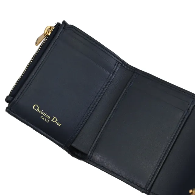 【Dior 迪奧】Saddle Lotus 經典品牌緹花布吊飾拼接三折扣式零錢短夾(深藍)