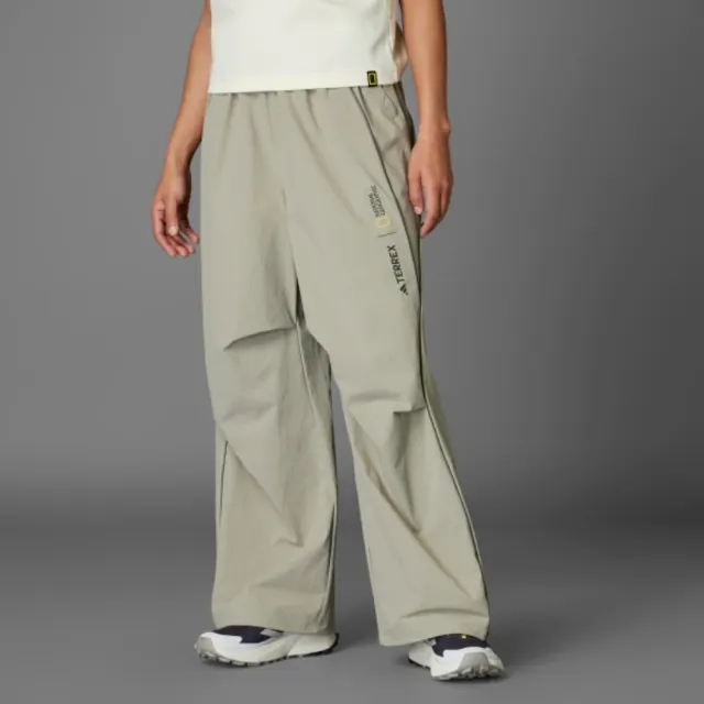 【adidas 愛迪達】長褲 女 運動褲 國家地理頻道 亞規 NG W A.R WVN P 卡其 JD5846