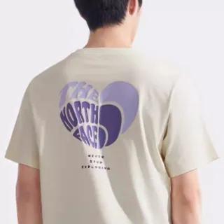 【The North Face 官方旗艦】北面男女款米白色純棉心型LOGO印花短袖T恤｜8D7UQLI