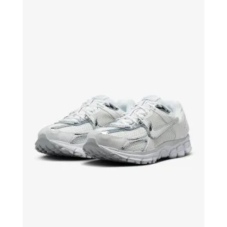 【NIKE 耐吉】運動鞋 休閒鞋 跑鞋 女鞋 男鞋 W ZOOM VOMERO 5 Chrome Toe 白 液態銀 Y2K(HF7723100)
