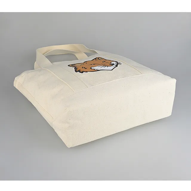 【Maison Kitsune】MAISON KITSUNE經典燙印LOGO大狐狸頭圖案設計帆布肩背托特包(自然米)
