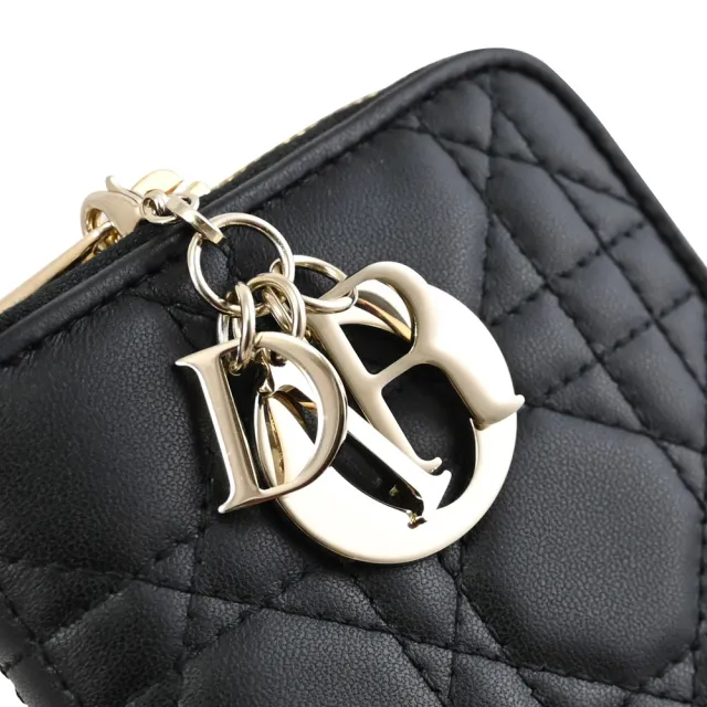 【Dior 迪奧】質感金屬品牌吊飾藤格紋小羊皮拉鍊零錢發財長夾(黑)