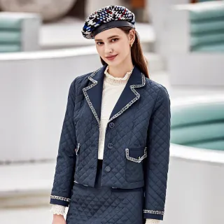 【ILEY 伊蕾】高端低調小香格紋鋪棉造型短版排釦西裝外套(深藍色；M-XL；1224064218)