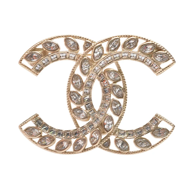 CHANEL 香奈兒CHANEL 香奈兒 經典橢圓水晶鑲飾簍空雙C LOGO造型胸針(金色ABA561-OR)