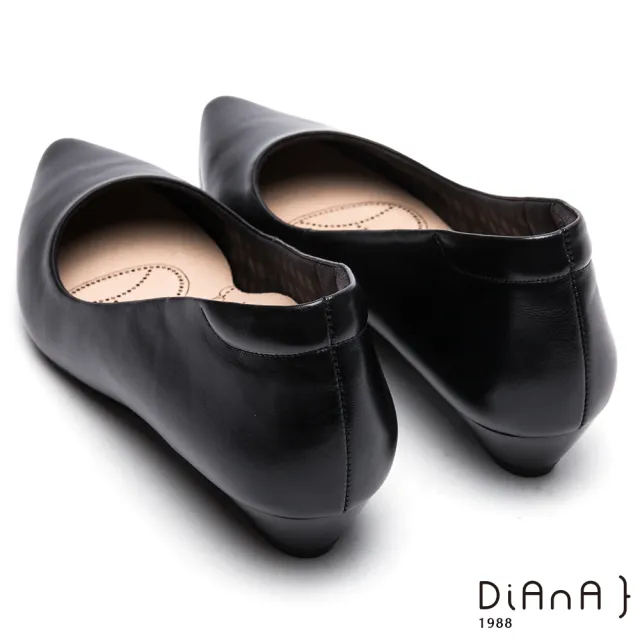 【DIANA】輕彈舒適OL真皮尖頭低跟制鞋-漫步雲端布朗尼美人款(黑色)